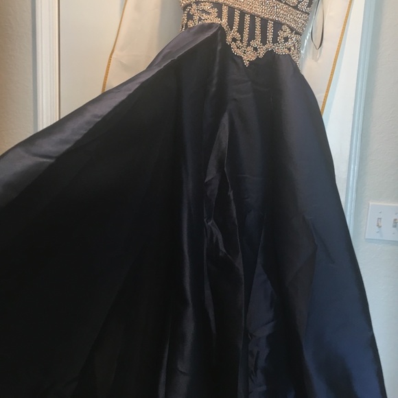 Mac Duggal Evening Dress - Picture 7 of 8